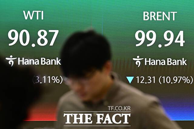 90달러선 머무는 미국서부텍사스산원유(WTI)와 브렌트유.