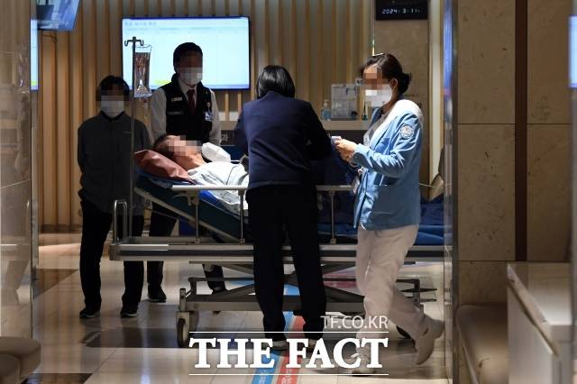 24일 실손보험은 약 4000만명이 가입해 제2의 건강보험으로 불리지만 암환자, 중증질환에 대한 지급 거절, 환자 상대 소송 문제가 이어지고 있어 실효성을 높이는 방안 마련 목소리가 커지고 있다. 약관 규정과 달리 보험사가 '직접 치료', '입원 필요성' 등 부가 조건을 덧붙여 보험금 지급대상 치료를 축소해석하는 상황이 분쟁의 원인이 되고 있어 약관 보장 범위를 명확히 할 필요성이 제기됐다. 사진은 2024년 3월 11일 서울 영등포구의 한 종합병원. /임영무 기자