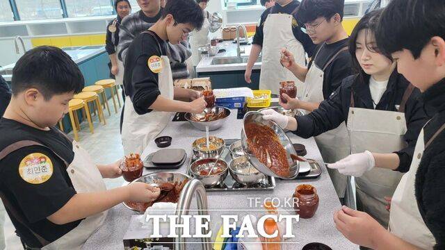 충남도교육청의 학생건강교육센터에서 학생들이 보건·영양교육을 진행하고 있다. /충남교육청