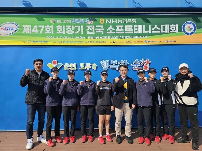 시즌 첫 정구대회인 회장기 여자일반부 단체전에서 우승한 NH농협은행 선수들. 맨 왼쪽이 유영동 감독, 맨 오른쪽은 한재원 코치다. 가운데는 NH농협은행 스포츠단의 이상원 신임 단장. 사진 김경무 기자