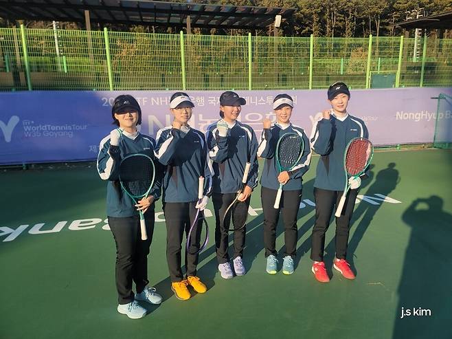 NH농협은행의 새로운 에이스로 떠오른 국가대표 황정미와 신인 이지아 등은 지난 겨울 강도 높은 동계 훈련을 소화했다. 사진 김종석&nbsp;