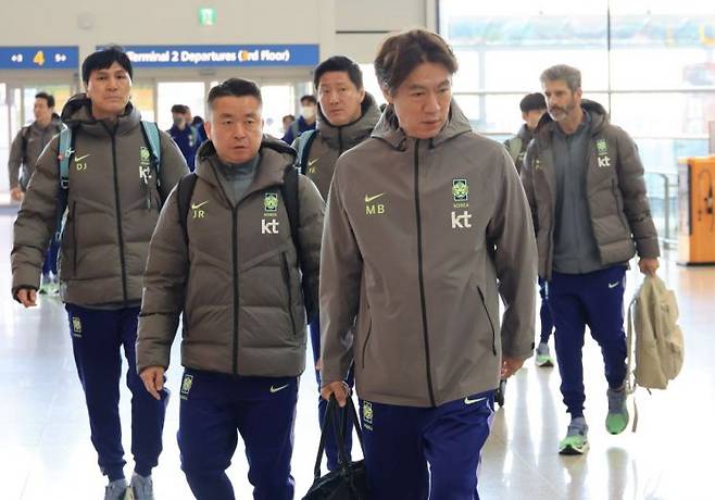유럽원정 2연전에 나서는 한국축구 국가대표팀의 홍명보 감독이 23일 인천국제공항을 통해 출국하고 있다. 연합뉴스