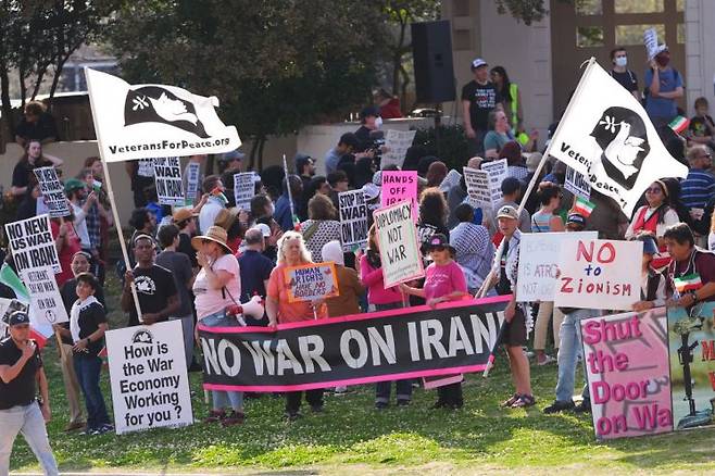 지난 1일(현지시간) 미국 댈러스에서 벌어진 이란 전쟁 반대 시위의 모습. AP연합뉴스