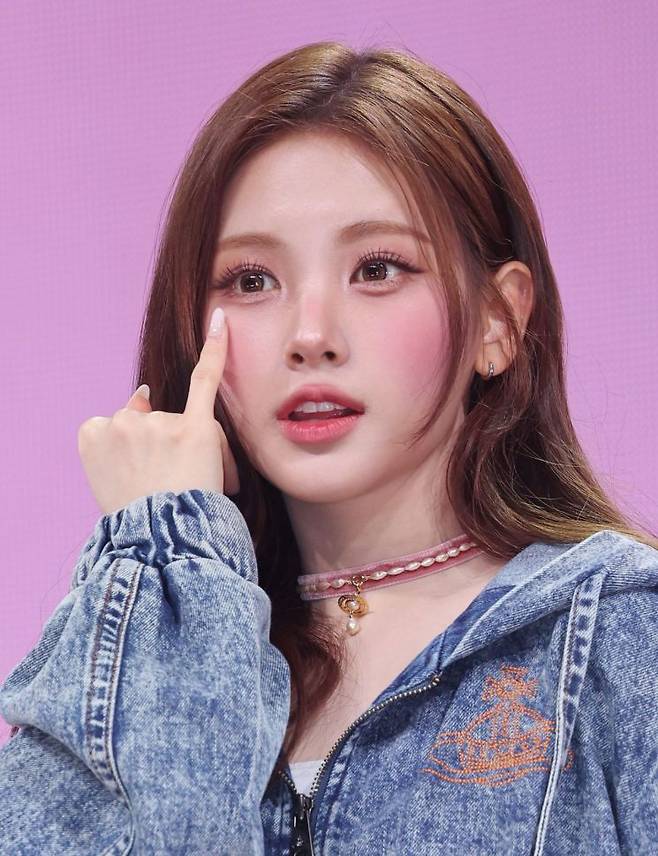 베이비돈크라이 이현이 24일 오후 서울 용산구 블루스퀘어에서 쇼케이스를 열고 신곡 '비터스위트(Bittersweet) 무대를 선보이고 있다. 연합뉴스