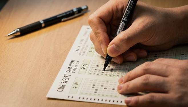 2026년 3월 모의고사 정답지 (사진=AI생성)