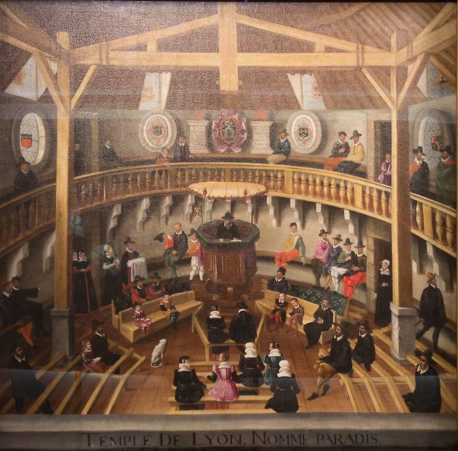 1564년 프랑스 리옹에서 개신교(위그노) 예배를 위해 지어진 '파라디 성전'을 그린 작품. 설교단을 중심으로 원형으로 지은 이 건물은 신구교 내전 중 파괴되었다.