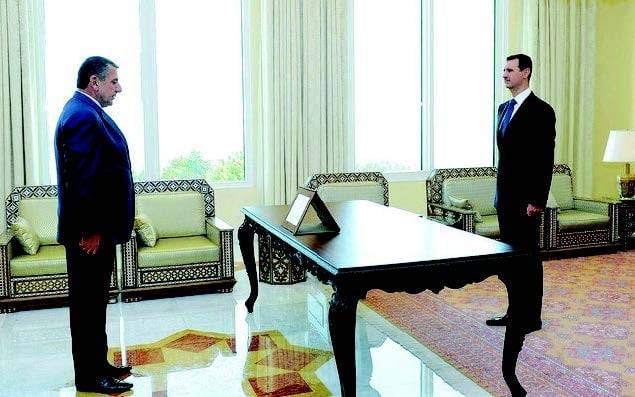 시리아 바샤르 알아사드 독재정권 당시 교도소장을 지내면서 정치범 등 수감자들에게 고문을 가한 혐의로 기소된 사미르 우스만 알셰이크에 대한 재판에서 피해자들은 법정에서 ‘마법의 양탄자’ 등 잔혹한 고문 기구에 대해 증언했다. 사진은 지난 2011년 7월 알셰이크(왼쪽)가 자신을 주지사로 임명한 알아사드와 만나는 모습. /미국 법무부