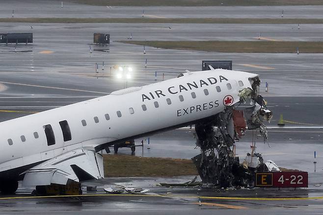 22일 밤 미국 뉴욕 라과디아 공항에서 항공기가 소방 트럭과 충돌하는 사고가 발생했다. /로이터 연합뉴스