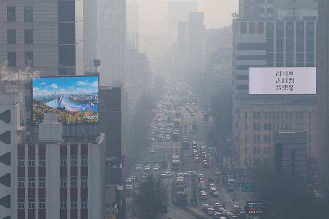 북서기류를 타고 온 국외 미세먼지가 유입되면서 초미세먼지 농도가 '나쁨' 수준을 보인 지난 16일 서울 도심 일대가 뿌옇다. /뉴스1