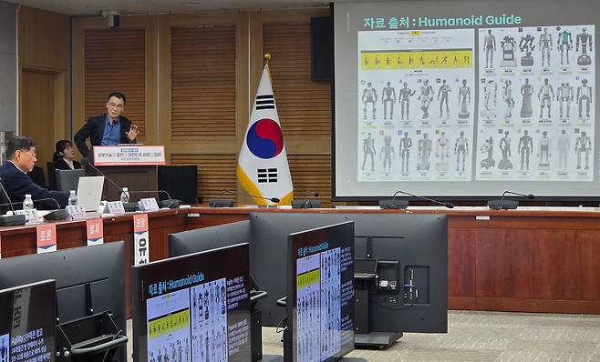 24일 서울 여의도 국회의원회관에서 열린 ‘피지컬 AI 시대 로봇기술의 발전과 대한민국 산업의 미래’ 정책 토론회에서 최리군 현대차 로보틱스랩 상무가 발표하고 있다./최지희 기자