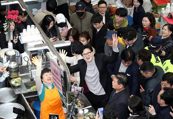 한동훈 전 국민의힘 대표가 지난 2월 27일 오후 대구 중구 서문시장 국수골목을 찾아 상인과 함께 손을 흔들고 있다./뉴스1