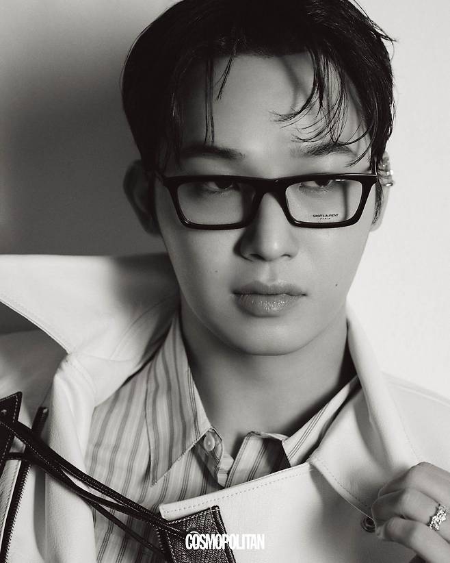 재킷 Neu_in. 안경 Saint Laurent by Anthony Vaccarello. 셔츠, 이어 커프, 반지 스타일리스트 소장품.