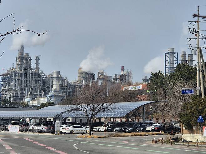 24일 충남 서산 대산석유화학단지 공장들이 가동되고 있다. 진형훈 수습기자