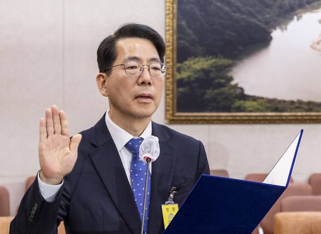 황종우 해양수산부 장관 후보자가 23일 국회 농림축산식품해양위원회에서 열린 인사청문회에 출석해 선서하고 있다. 연합뉴스