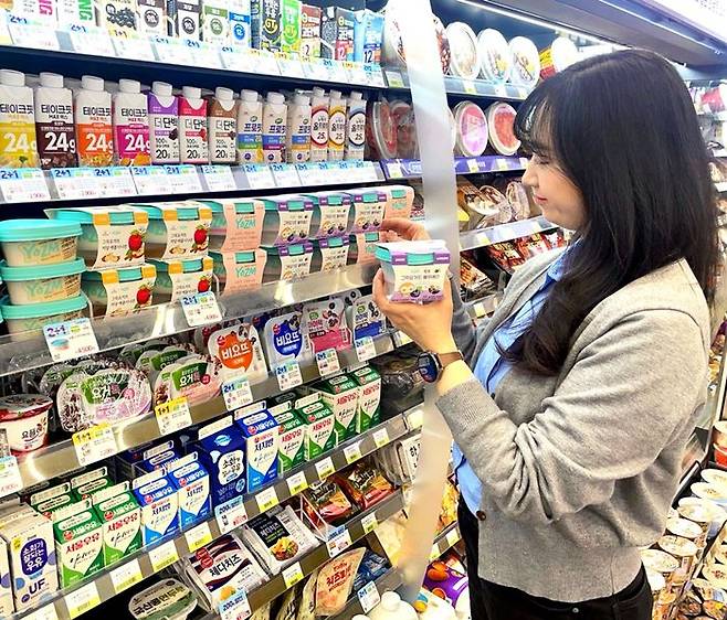 모델이 CU에서 ‘감자숭이 히퍼’ 담은 그릭요거트를 구매하고 있다.ⓒCU