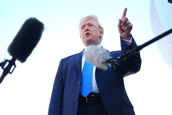 도널드 트럼프 미국 대통령이 23일(현지 시간) 플로리다주 웨스트팜비치에서 전용기 에어포스원에 탑승하기 전 취재진에게 “오늘 미국이 이란과 전화로 대화를 나눌 것”이며 조만간 대면 만남을 가질 수도 있다고 밝혔다. 그는 이란과의 대화가 잘 되면 “5일 안에 전쟁이 끝날 수도 있다”고 낙관했고 이란의 농축 우라늄을 압수하겠다고도 밝혔다. 다만 이란은 미국과의 대화 사실을 부인했다. 웨스트팜비치=AP 뉴시스