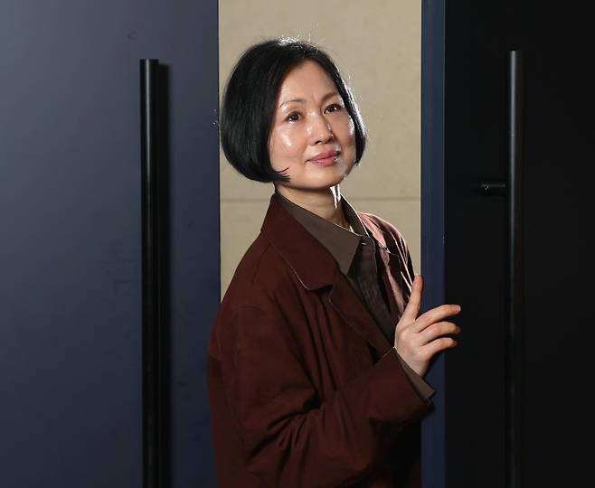 아홉 번째 소설집 ‘반대편 사람 주의’를 낸 조경란 작가는 “문 뒤에 사람이 있을 수 있다는 걸 우리는 자주 잊어버린다”며 “문 뒤에 누가 있을 수 있다는 생각을 항상 하는 것, 그것이 어른의 삶이 아닐까 생각한다”고 했다. 변영욱 기자 cut@donga.com