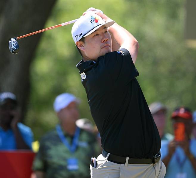 임성재가 23일 열린 미국프로골프(PGA)투어 발스파 챔피언십에서 티샷을 하는 모습. 3라운드까지 선두였던 임성재는 이날 3타를 잃으며 공동 4위로 대회를 마쳤다. 팜하버=AP 뉴시스