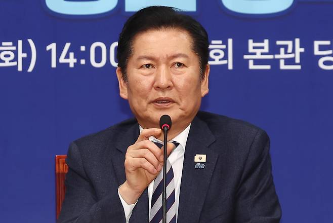 정청래 더불어민주당 대표가 24일 오후 서울 여의도 국회에서 청년 관계 기구 청년 정책 제안 간담회에서 인사말을 하고 있다. (서울=뉴스1)