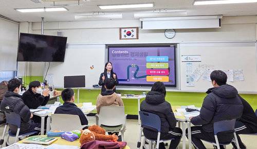 19일 서울 영등포구 관악고에서 전문 강사가 학생들을 대상으로 맞춤형 금융교육을 진행하고 있다. 교보생명 제공