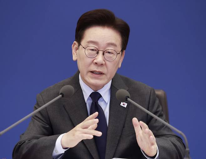 이재명 대통령이 24일 청와대에서 열린 국무회의에서 발언하고 있다. 뉴시스
