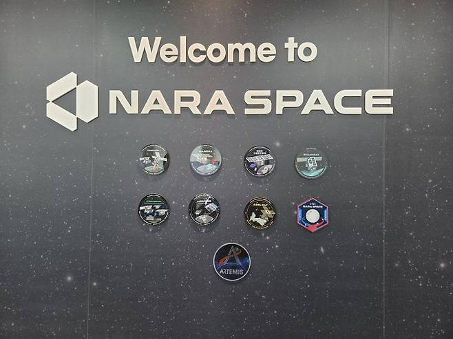 나라스페이스 본사 벽면에 붙어 있는 위성 엠블럼들. 위성이 하나 제작될 때마다 나라스페이스 디자인팀이 제작해 기념으로 장식한다. 이병구 기자 2bottle9@donga.com