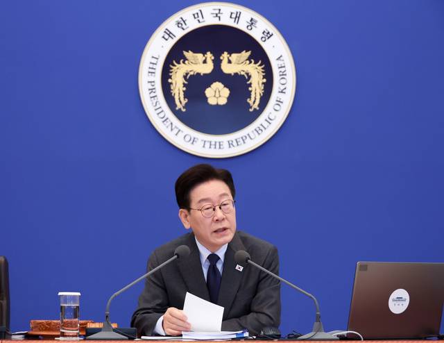 이재명 대통령이 24일 청와대에서 열린 국무회의에서 발언하고 있다. [연합뉴스]