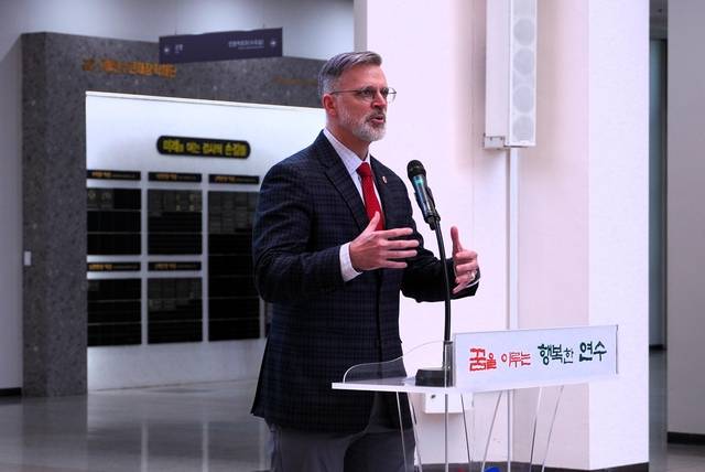 유타대학교 아시아캠퍼스 그레고리 힐 대표가 ‘도시계획학과 작품 전시회’ 개막식에서 개회사를 하고 있다.