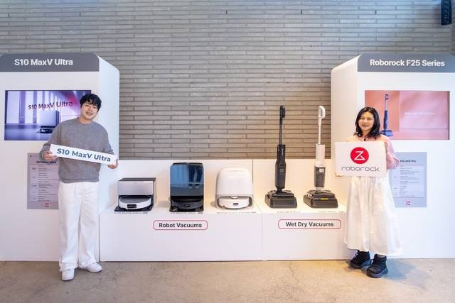 로보락 모델들이 지난달 26일 서울 성동구 코사이어티에서 개최한 '2026 신제품 론칭 쇼'에서 로봇청소기 등 주요 제품 라인업을 소개하고 있다. 로보락 제공