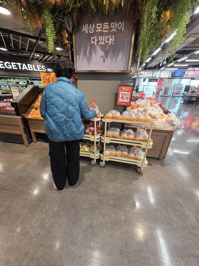 서울 강서구 등촌동 홈플러스 강서점에서 24일 고객이 알뜰상품 매대에 놓인 '맛난이' 과일 상품을 살펴보고 있다. 사진= 김수연기자 newsnews@