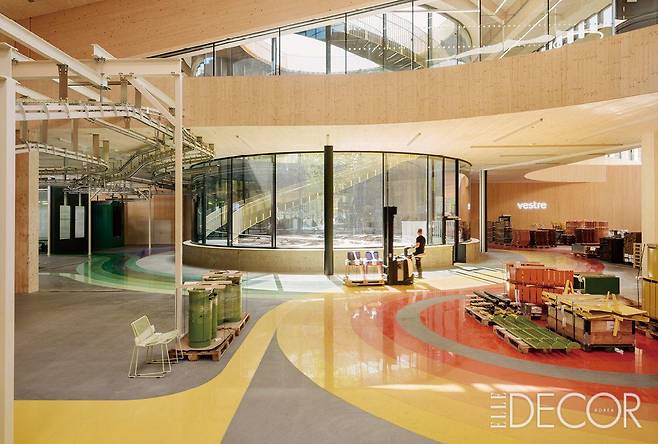 창고와 도장 공장, 목재 공장, 조립 공정으로 나뉜 네 개의 구획은 각각의 고유 컬러 코드까지 갖고 있다.