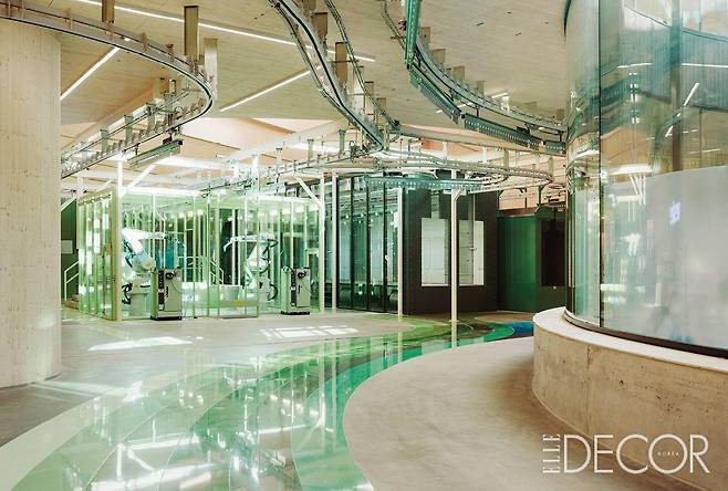 창고와 도장 공장, 목재 공장, 조립 공정으로 나뉜 네 개의 구획은 각각의 고유 컬러 코드까지 갖고 있다.