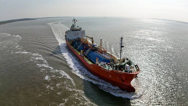 마셜제도 선적의 LNG 운반선 '가스 노블'호가 20일(현지시간) 네덜란드 한스베르트 인근을 항해하고 있다. EPA 연합