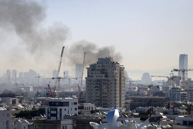 24일(현지시간) 이스라엘 텔아비브에서 이란의 미사일 공격 이후 연기가 피어 오르고 있다.로이터연합뉴스