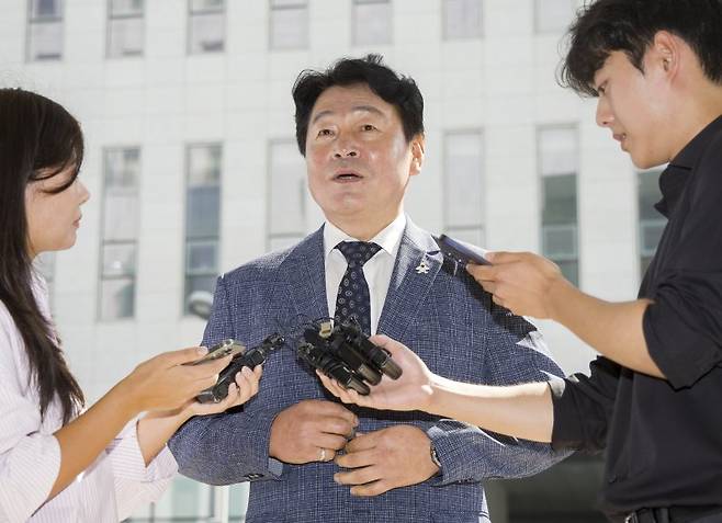 '라임 사태' 핵심 인물인 김봉현 전 스타모빌리티 회장에게 불법 자금을 받은 혐의로 기소된 기동민 전 더불어민주당 의원이 지난해 9월 26일 서울 양천구 남부지방법원에서 열린 1심 선고 공판에 출석하고 있다. 뉴시스