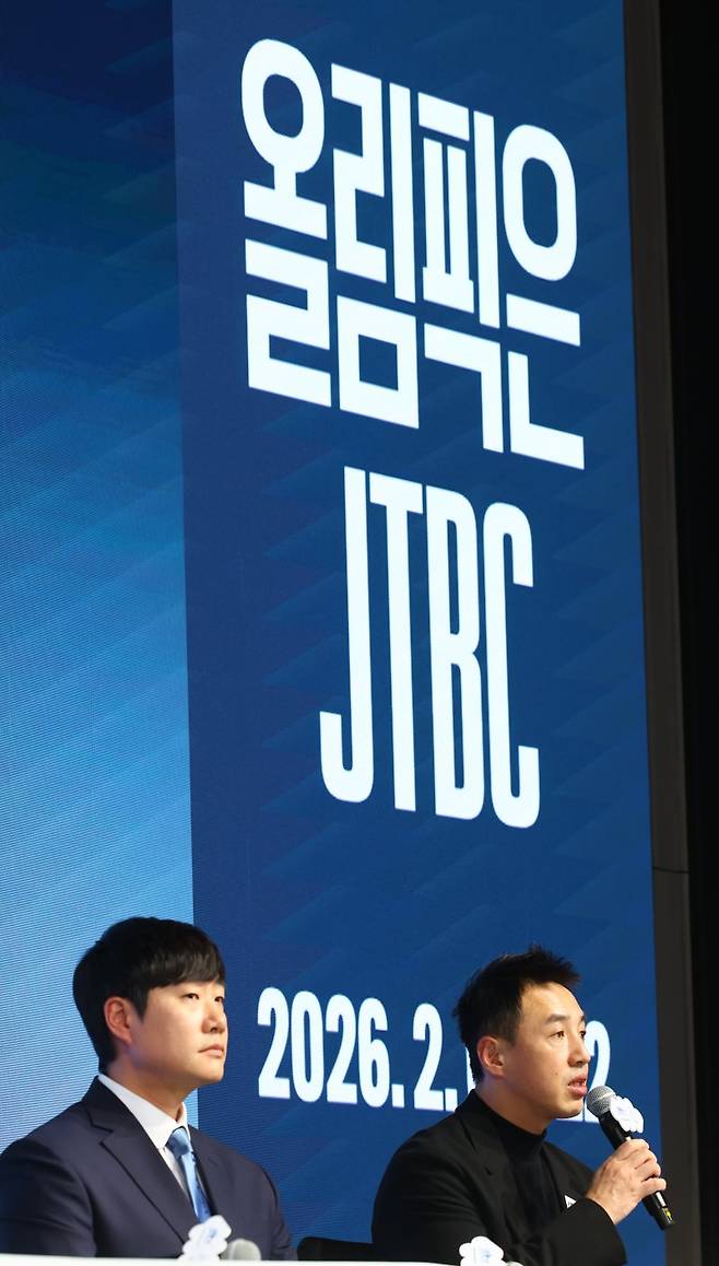 서울 영등포구 페어몬트 앰배서더 서울 호텔 그랜드볼룸에서 열린 JTBC 2026 밀라노 코르티나 동계올림픽 기자간담회에서 곽준석 JTBC 편성전략실장이 취재진 질문에 답하고 있다.뉴시스