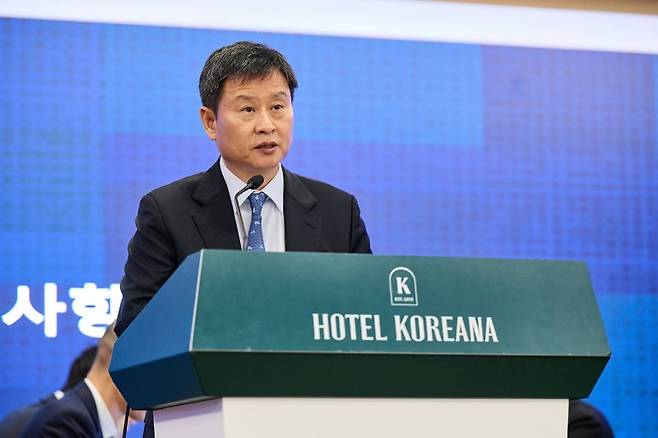 박기덕 고려아연 이사회 의장이 24일 서울 코리아나호텔에서 열린 정기 주주총회를 진행하는 모습. 고려아연 제공