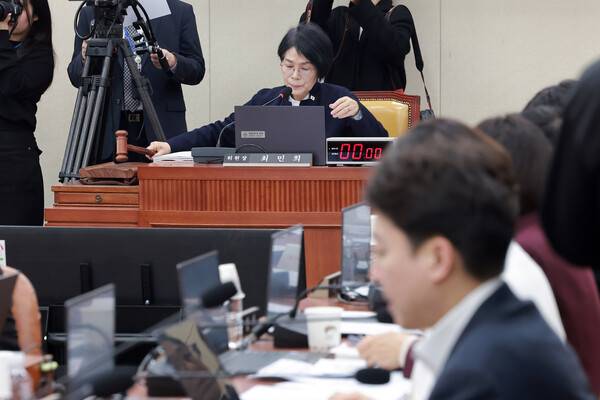 24일 국회 과학기술정보방송통신위원회(과방위) 전체회의에서 더불어민주당 소속 최민희 위원장이 상정된 법안을 처리하고 있다. 이날 회의에서 이재명 대통령의 ‘조폭연루설’을 보도한 에스비에스(SBS) ‘그것이 알고 싶다’를 둘러싸고 여야가 공방을 벌였다. 연합뉴스