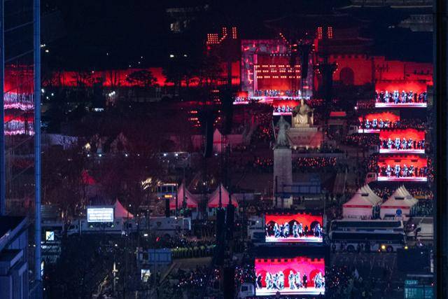 21일 서울 종로구 광화문광장에 설치된 대형 전광판이 넷플릭스의 'BTS 컴백 라이브: 아리랑' 공연을 실시간으로 중계하고 있다. 뉴시스