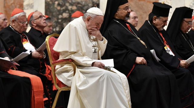 2019년 2월 바티칸 참회 미사에 참석한 고 프란치스코 전 교황. 성직자 성범죄 예방을 위한 4일간의 전 세계 주교 의장단 정상회의를 마무리한 직후 교황은 가해자들과 단호히 맞서겠다고 다짐했다. AP 연합뉴스