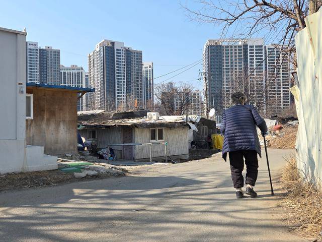 10일 서울 강남구 개포동 구룡마을에서 한 고령의 주민이 몸을 지팡이에 의지하며 걸어가고 있다. 남병진 기자