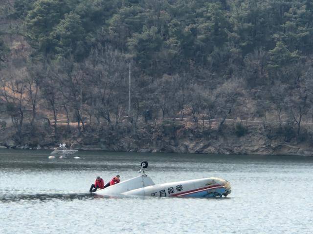 충남 천안시 서북구 입장면 시장리 풍년저수지에 추락한 산불 진화 헬기에서 소방대원이 탑승자를 구조하고 있다. 독자 제공