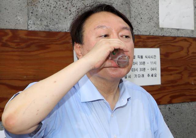 윤석열 전 대통령이 2021년 대선 주자 시절 부산 서구의 식당을 방문해 지역 국회의원들과 함께 식사하던 중 소주를 마시고 있다. 부산=뉴시스