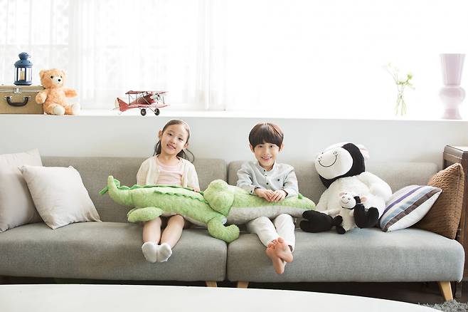 4~8세 아동은 태블릿보다는 인형 놀이를 했을 때 사회성 발달에 도움이 된다. /클립아트코리아