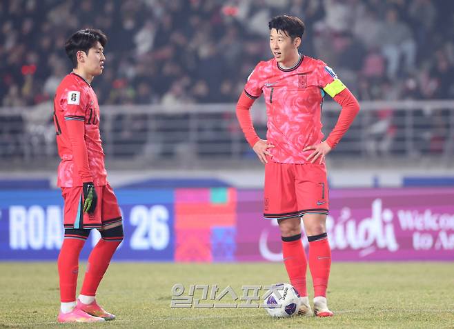 2026 FIFA 북중미 월드컵 아시아지역 3차 예선 B조 조별리그 7차전 대한민국과 오만의 경기가 20일 오후 경기 고양시 고양종합운동장에서 열렸다. 전반 종료 직전 이강인과 손흥민이 상대 문전에서 프리킥을 준비하고 있다. 고양=김민규 기자 mgkim1@edaily.co.kr /2025.03.20/