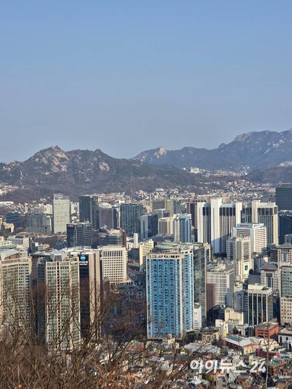 정부가 세제 개편의지를 재강조한 가운데, 강남 3구 아파트 가격은 30억 중반~40억 초고가 단지를 중심으로 하락세가 확대되고 있다. 사진은 남산 인근에서 바라본 이파트 전경. [사진=김민지 기자]