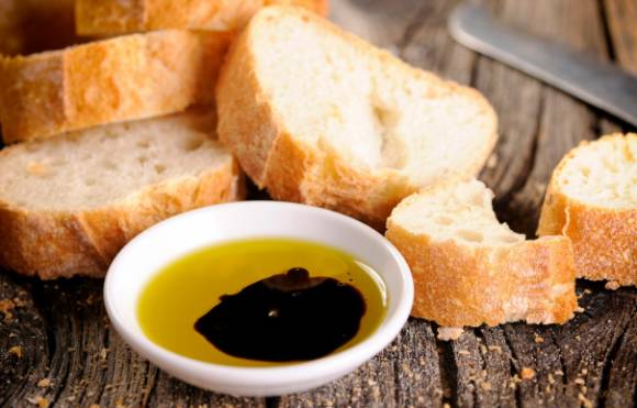 사진은 빵과 올리브유, 발사믹 소스. [사진=픽사베이 ]