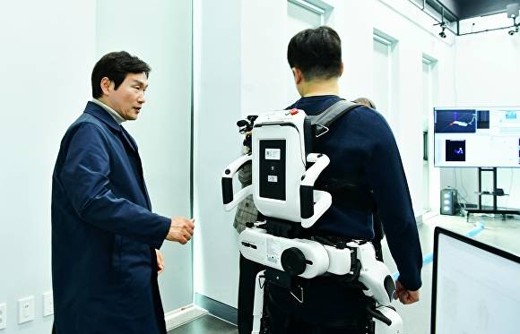 조현일 경산시장(왼쪽)이 ‘ICT융복합 어린이 재활기기 실증센터'를 둘러보고 있다 [사진=경산시]