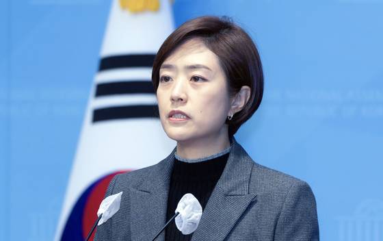 고민정 더불어민주당 의원이 국회 소통관에서 기자회견을 하고 있다. 김성룡 기자