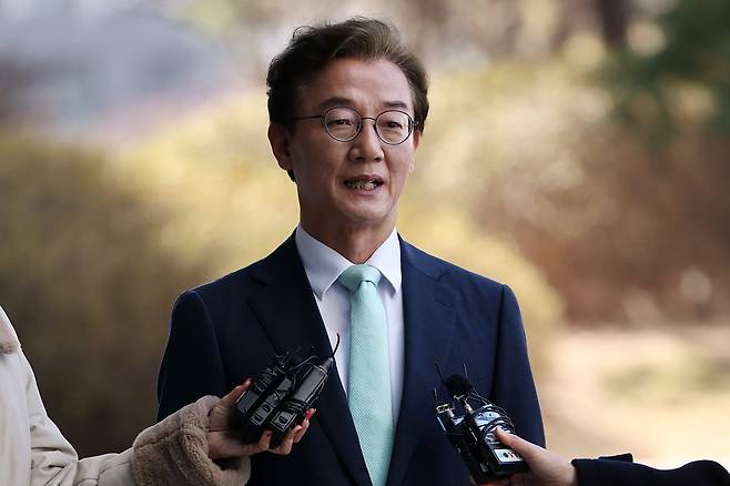 통일교 측으로부터 금품을 받은 혐의를 받는 더불어민주당 전재수 의원이 19일 서울 서초구 정교유착 비리 의혹을 수사하는 검·경 합동수사본부로 출석하며 취재진 질문에 답하고 있다. 연합뉴스